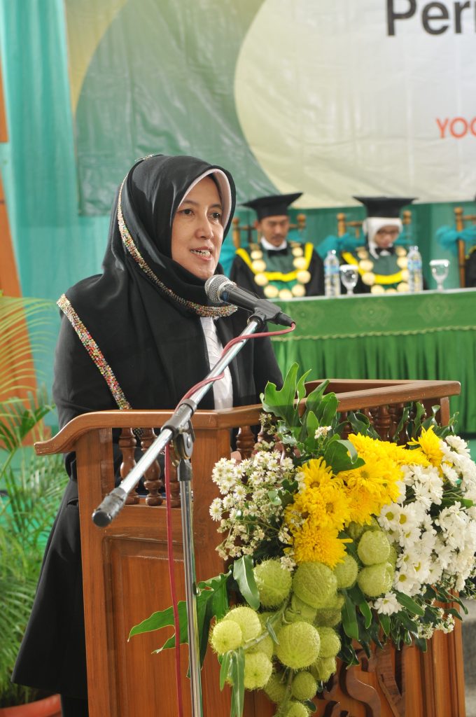 ILMU AMALIYAH, AMAL ILMIYAH; Sambutan Ketua Yayasan Keluarga Sejahtera Pada Wisuda 2012